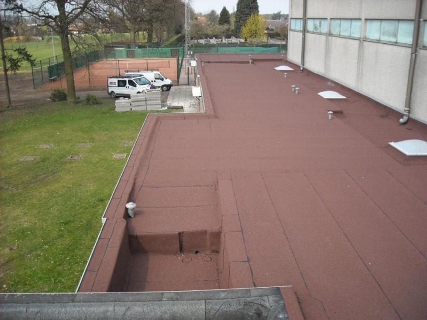 Vernieuwen van de waterdichting op het dak | sporthal